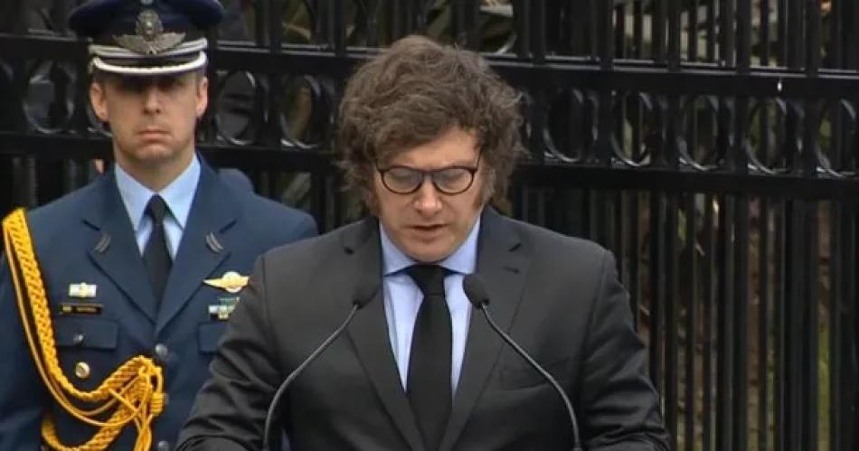 Milei desarrolloacute el acto central por Malvinas en el cenotafio de Plaza San Martiacuten por cadena nacional