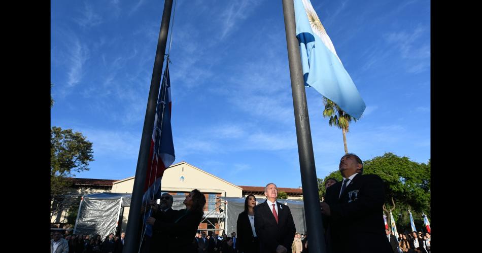 FOTOS  Emotivo acto por el Diacutea del Veterano de Guerra y los Caiacutedos en Malvinas