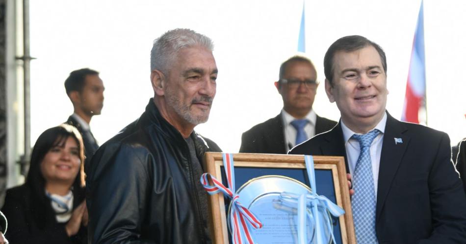 De Felippe recibió una plaqueta recordatoria por parte del gobernador Zamora