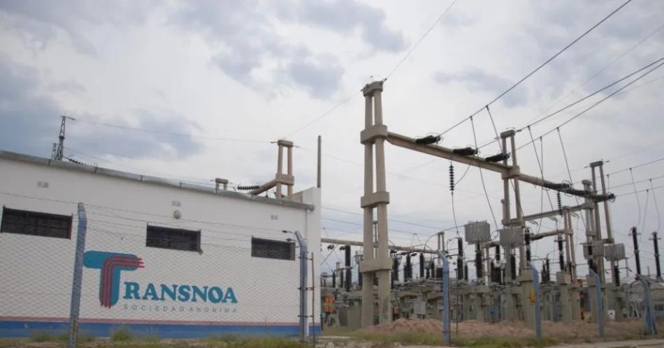 Arrojan una boleadora a cables de la luz y para sacarla habraacute corte de 1 hora