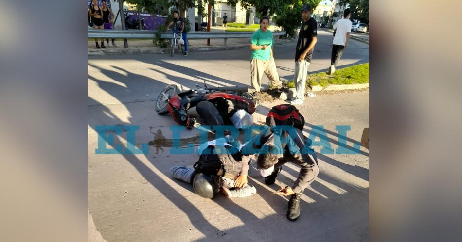 Fuerte accidente en Av Belgrano y Lugones- motociclista impactó contra el cordón