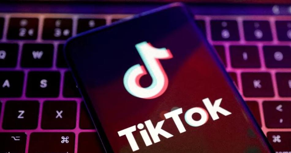 Acusan a 3 adolescentes de abusar sexualmente de un compañero de aula para cumplir un reto viral de TikTok