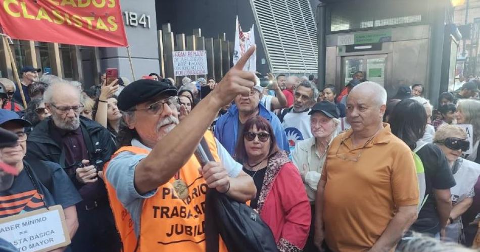 Violencia en una nueva marcha de Jubilados al Congreso- trasladan a un herido
