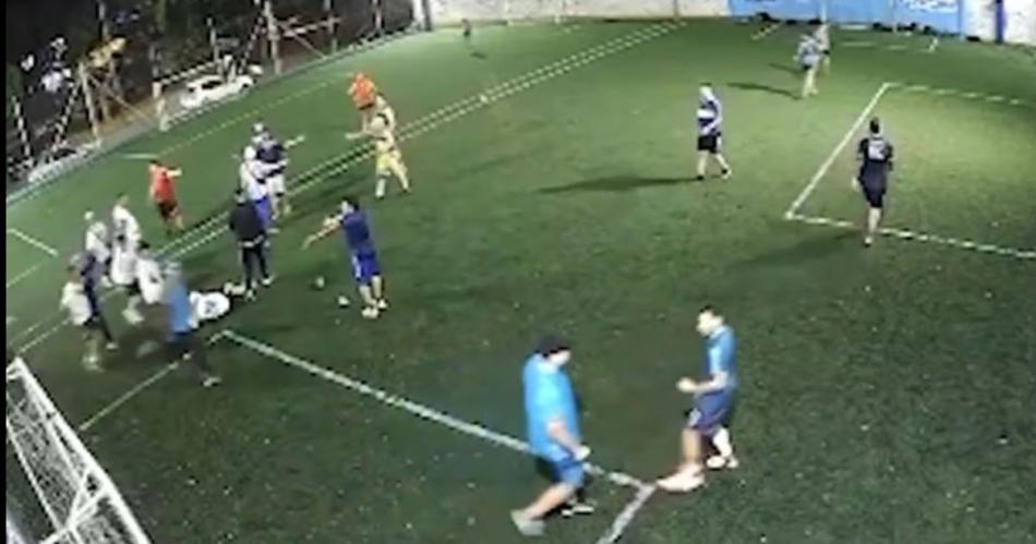 Brutal ataque de los barras de Vélez a un grupo de policías que jugaba un partido de f�tbol (Foto- captura video)
