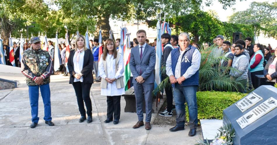 Con delegaciones escolares y ex combatientes se concretó el acto central del 2 de abril
