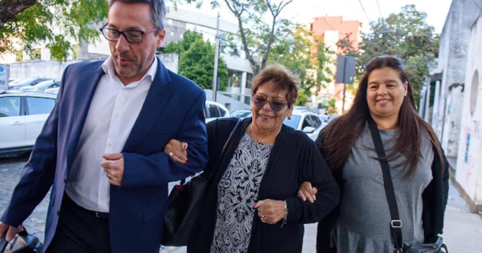 Ana y Claudia Maradona ingresando al Tribunal a declarar