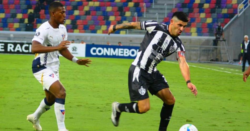 Central Coacuterdoba y Liga de Quito empataron sin goles y con poleacutemica en el debut de Copa Libertadores