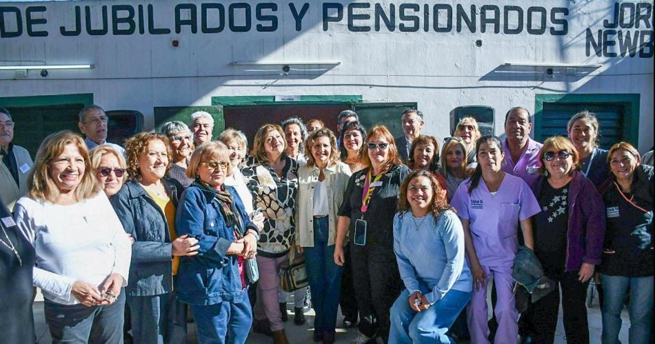 Fuentes lanzó la campaña de vacunación antigripal en los centros de jubilados