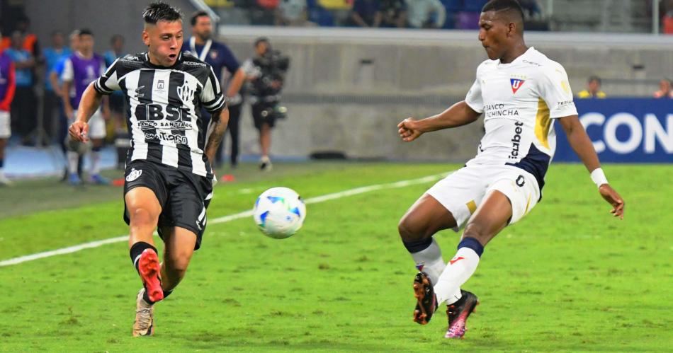 Central Coacuterdoba y Liga de Quito empataron sin goles y con poleacutemica en el debut de Copa Libertadores
