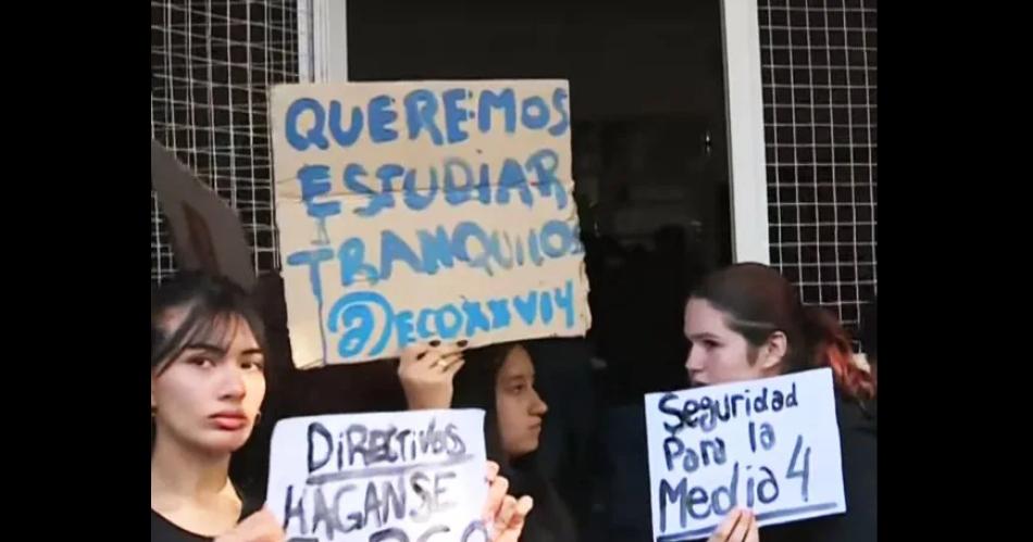 Alumnos planificaban una masacre en la escuela fueron descubiertos y ahora hay una fuerte protesta de padres