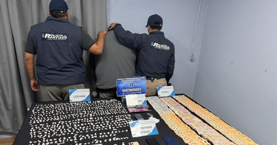 ESTOQUEADO PARA EL FINDE- Castro no la vio venir Rodeado por la policía fue detenido con cocaína destinada para la venta del viernes sbado y domingo