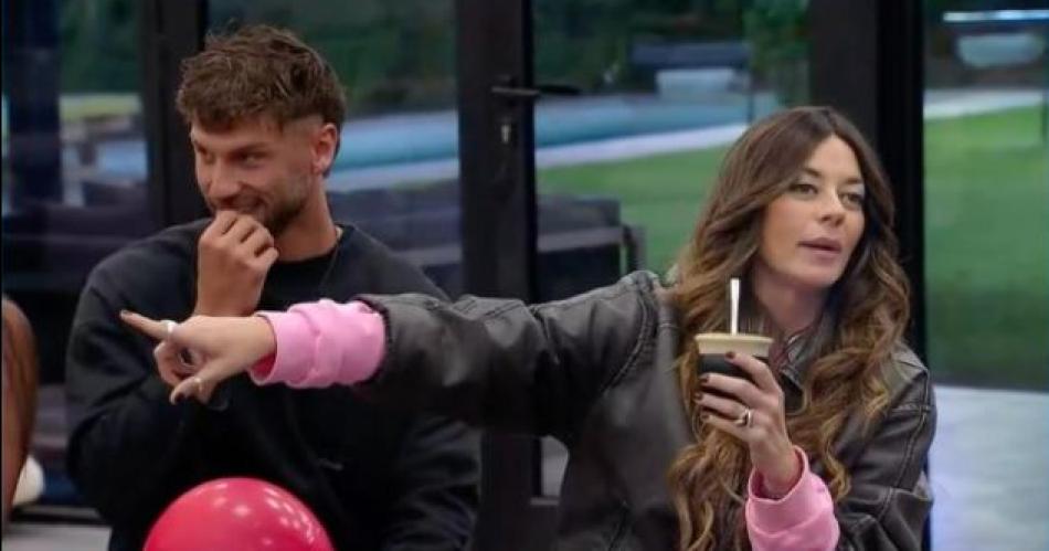 SU PERFIL CONFRONTATIVO LA HACE GANAR ADEPTOS FUERA DEL PAÍS