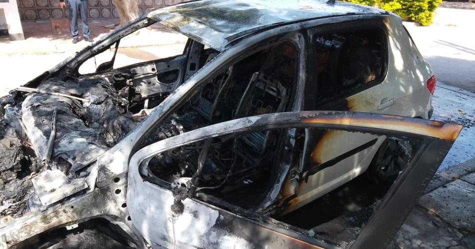 Un auto se prendioacute fuego en la calle y generoacute paacutenico