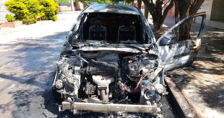 Un auto se prendioacute fuego en la calle y generoacute paacutenico
