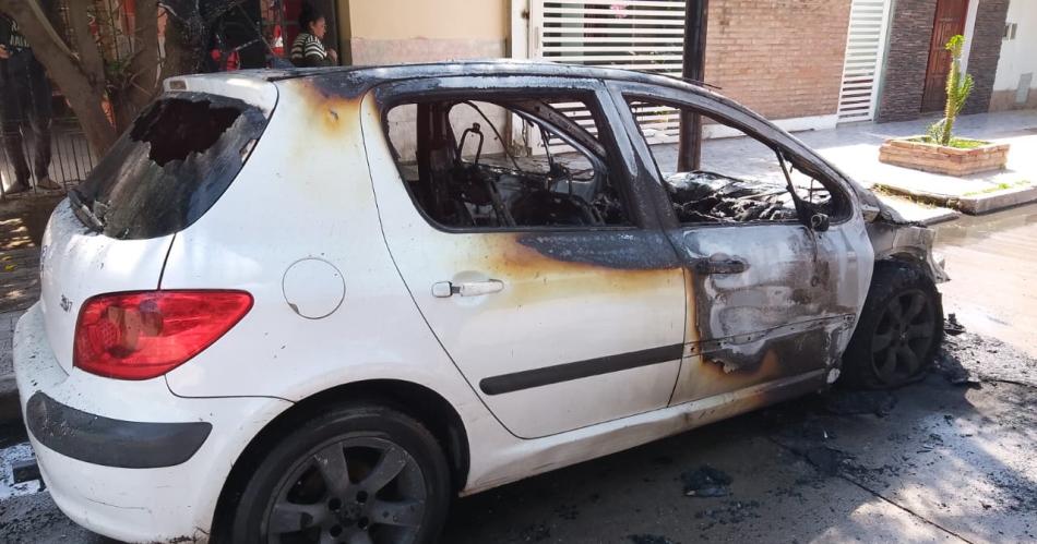 Un auto se prendioacute fuego en la calle y generoacute paacutenico