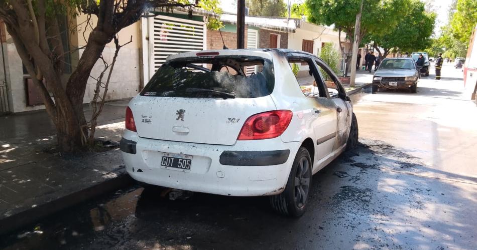 Un auto se prendioacute fuego en la calle y generoacute paacutenico