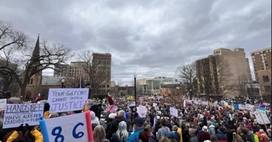 Multitudinaria protesta en EEUU contra Trump