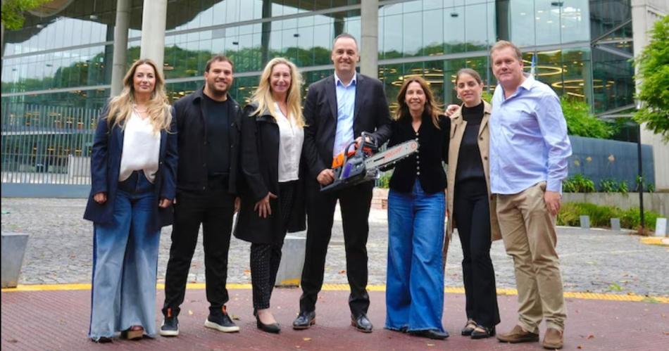 Con el traje de candidato Adorni empieza a diagramar la campaña porteña