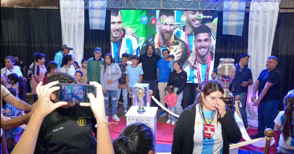 Monte Quemado disfrutoacute de las copas que ganoacute la Scaloneta