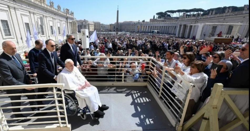El Papa reaparecioacute por sorpresa ante los fieles en la Plaza San Pedro