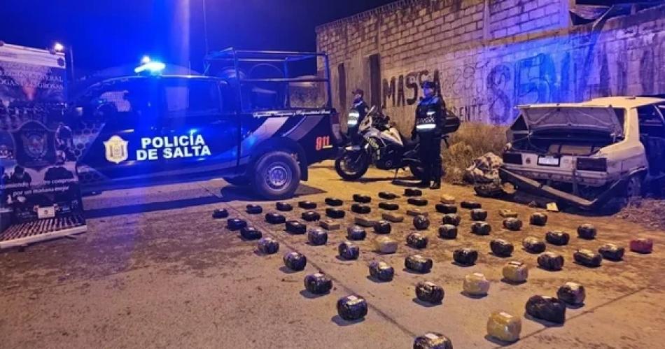 Cae banda narco con 61 kilos de marihuana tras persecucioacuten y choque de peliacutecula