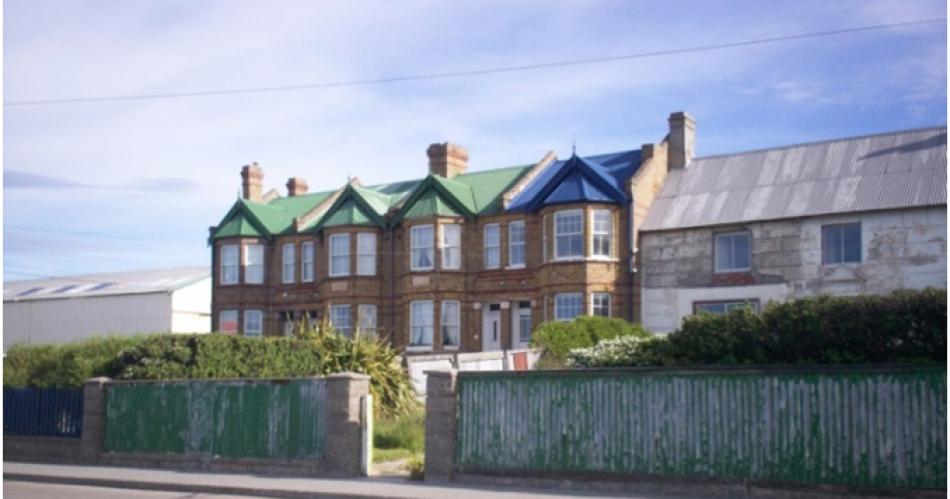 Casonas sobre la costanera