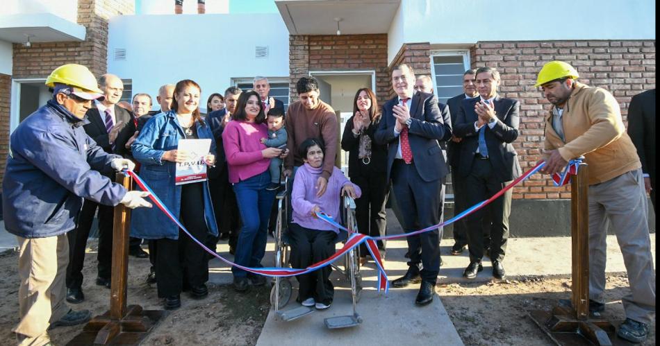 Zamora inauguroacute obras y entregoacute viviendas sociales en Los Telares