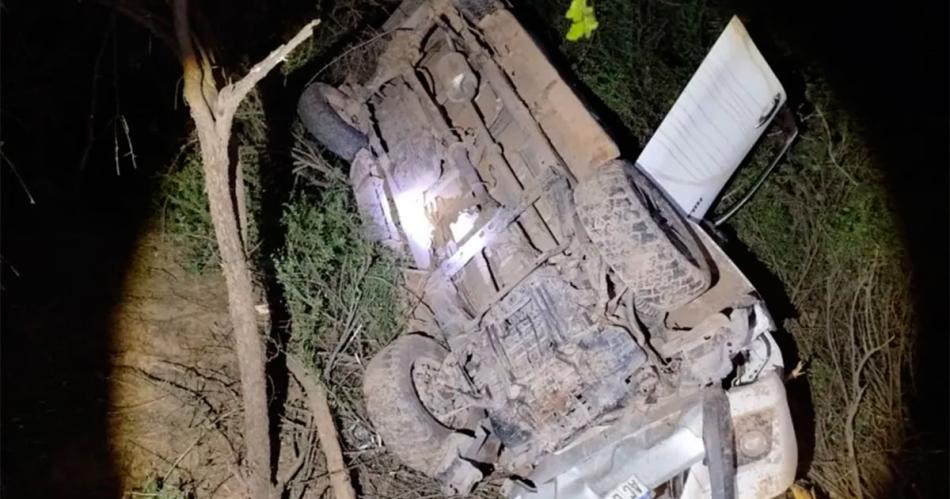 El auto quedó con considerables daños tras el vuelco