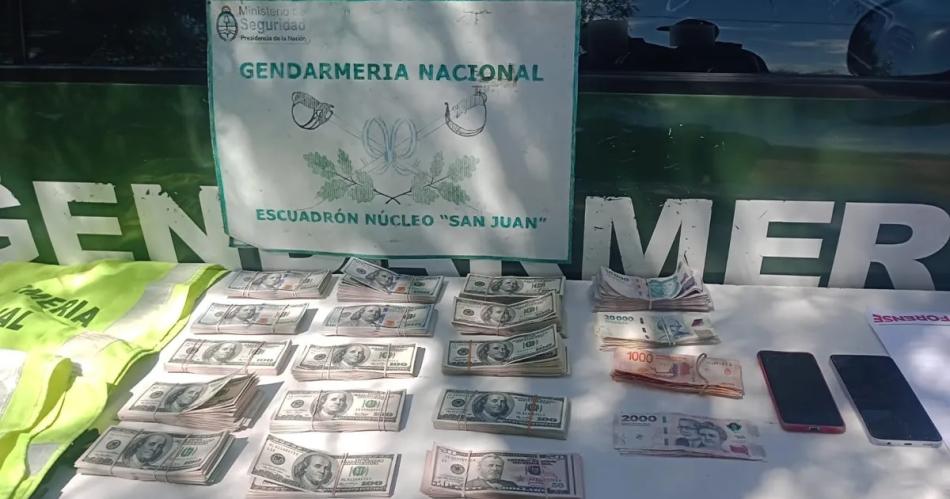 Secuestran m�s de 135 mil dólares y casi dos millones de pesos en un colectivo  Foto- San Juancom