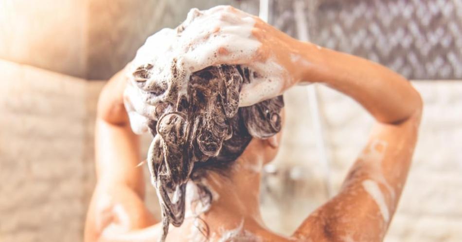 Mujer duch�ndose (Foto ilustrativa)