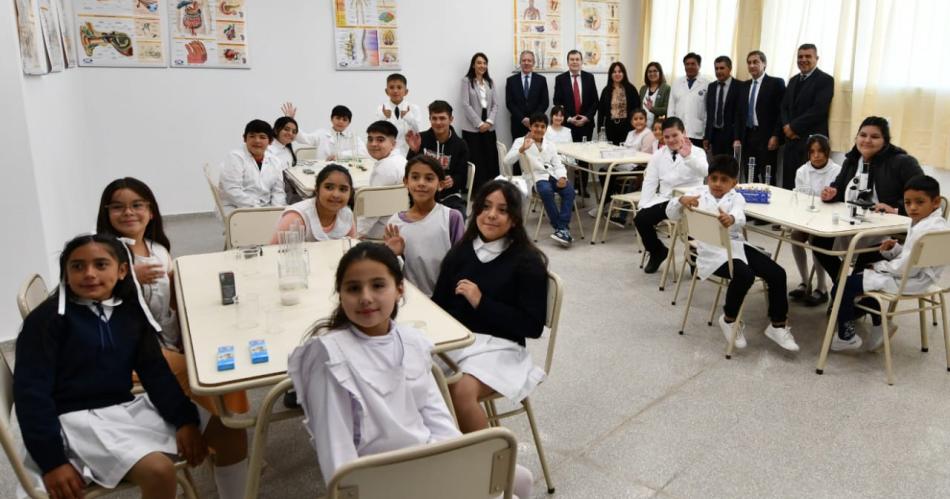 Zamora inauguroacute obras y entregoacute viviendas sociales en Los Telares