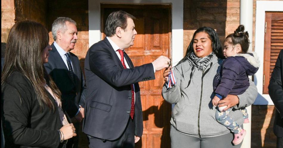 Zamora inauguroacute obras y entregoacute viviendas sociales en Los Telares