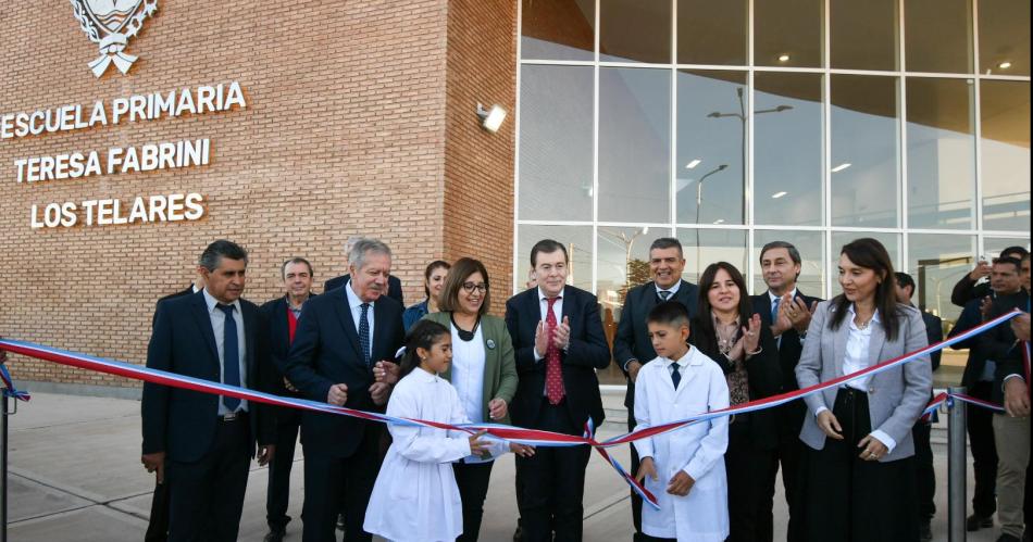 Zamora inauguroacute obras y entregoacute viviendas sociales en Los Telares
