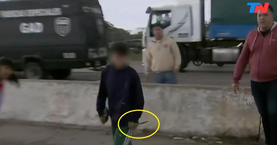 Nene quiso apuñalar a un policía (Captura Todo Noticias)