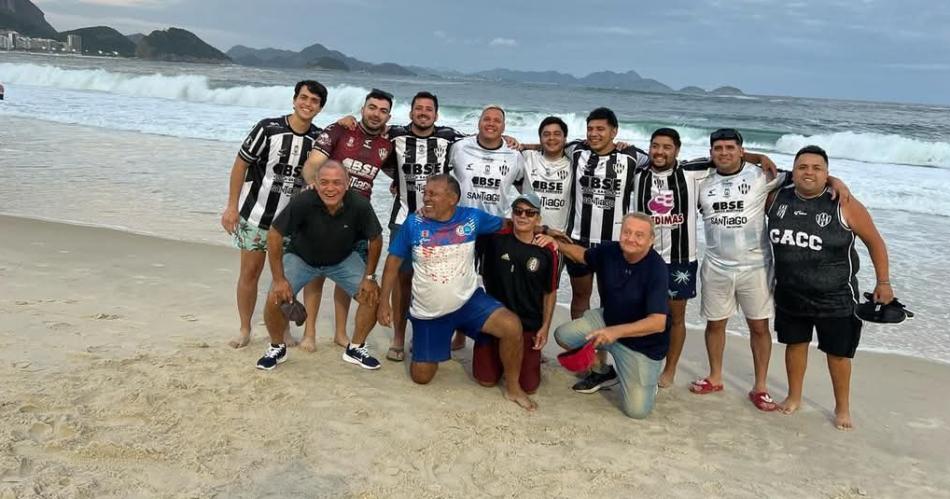 Hinchas del ferro en las playas de Río de Janeiro palpitando el encuentro de mañana Foto- El Liberal