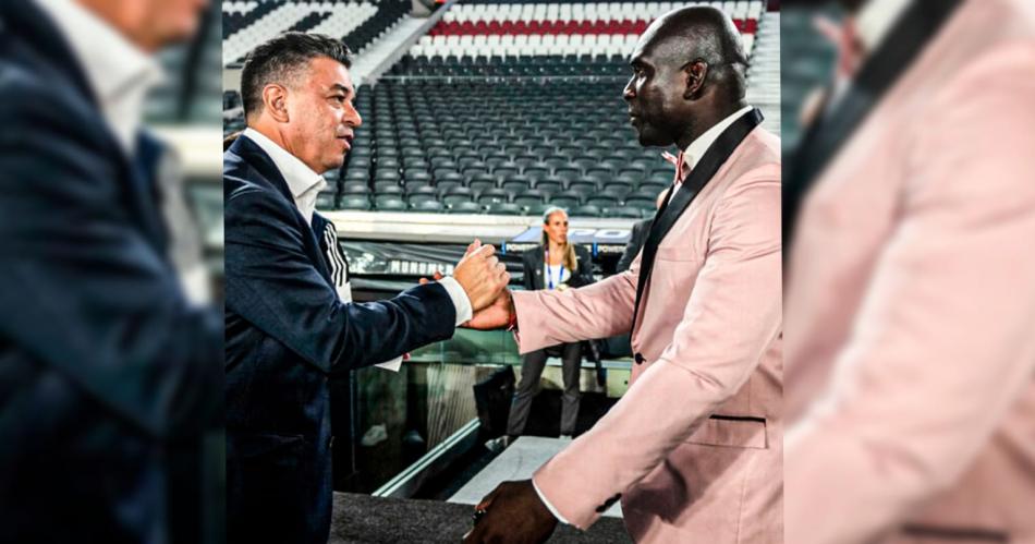 Furor- Segundo Castillo de smoking rosa frente a River