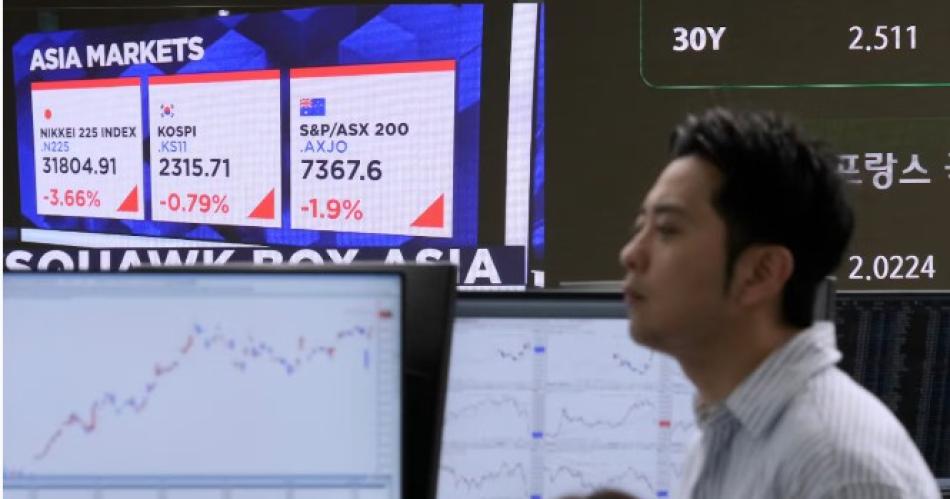Las bolsas mundiales volvieron a caer tras los nuevos aranceles de EEUU a China y la Unión Europea (Foto- APAhn Young-joon)