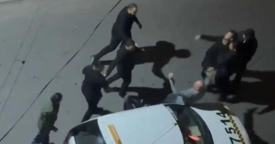 Patovicas le propinaron una brutal paliza a un joven en la puerta de un boliche