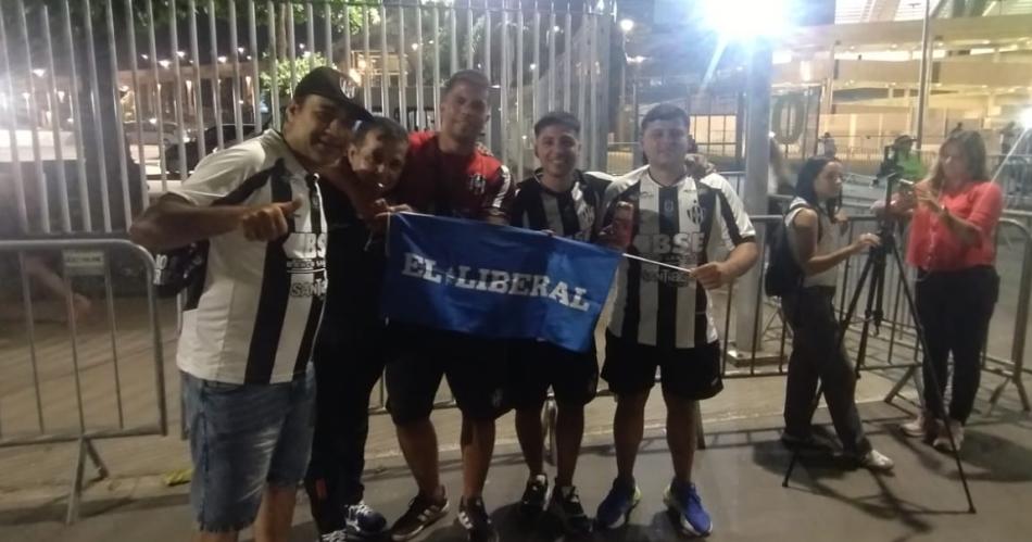 FOTOS  Histoacuterico banderazo de los hinchas de Central Coacuterdoba en Brasil