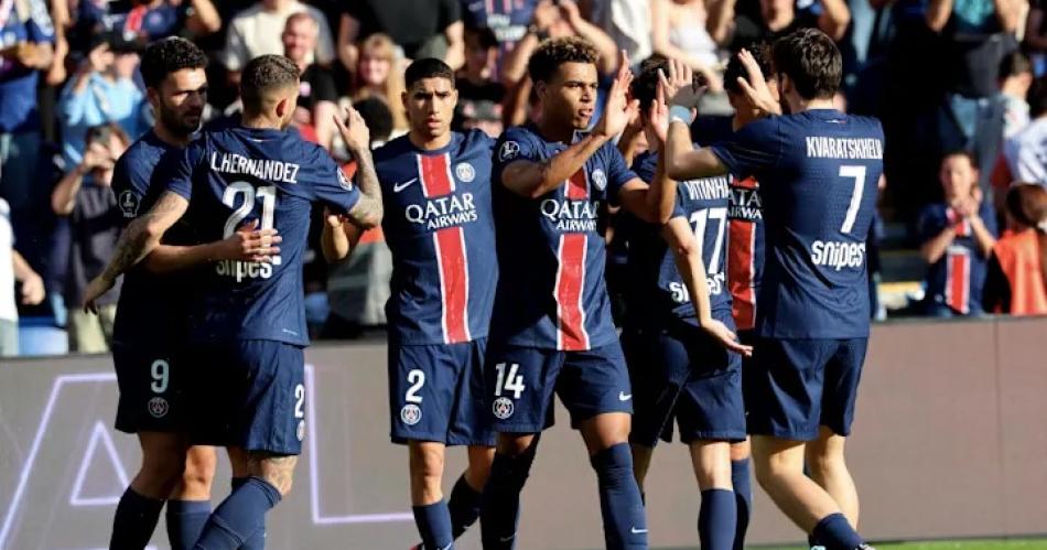 Con el Dibu Martínez en el arco Aston Villa cayó ante el PSG