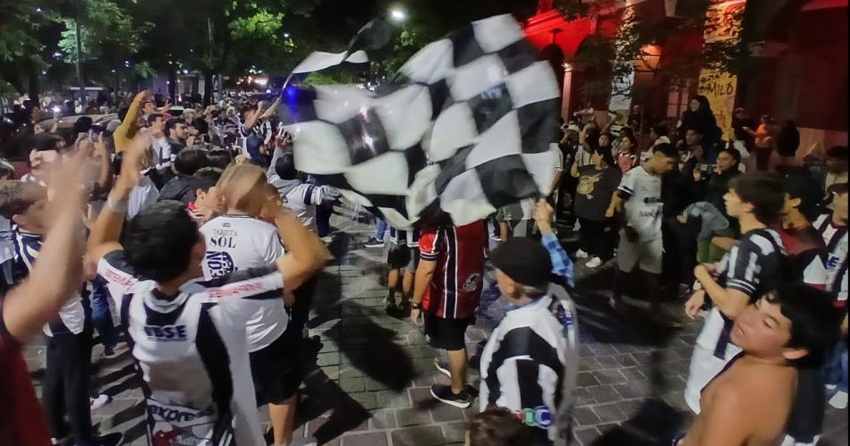 Locura- Los ferroviarios celebran en las calles santiaguentildeas