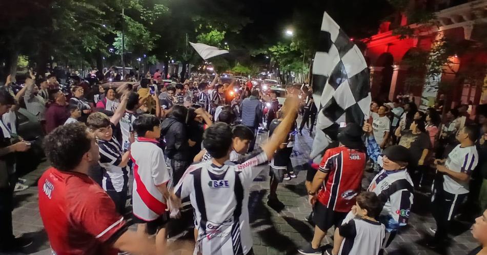 Locura- Los ferroviarios celebran en las calles santiaguentildeas