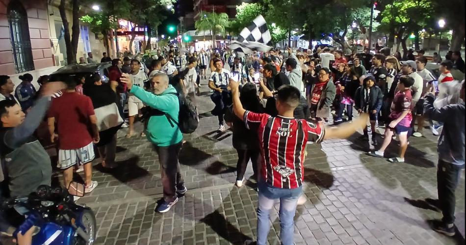 Locura- Los ferroviarios celebran en las calles santiaguentildeas