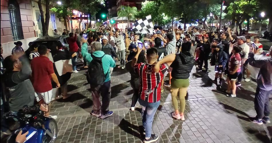 Locura- Los ferroviarios celebran en las calles santiaguentildeas
