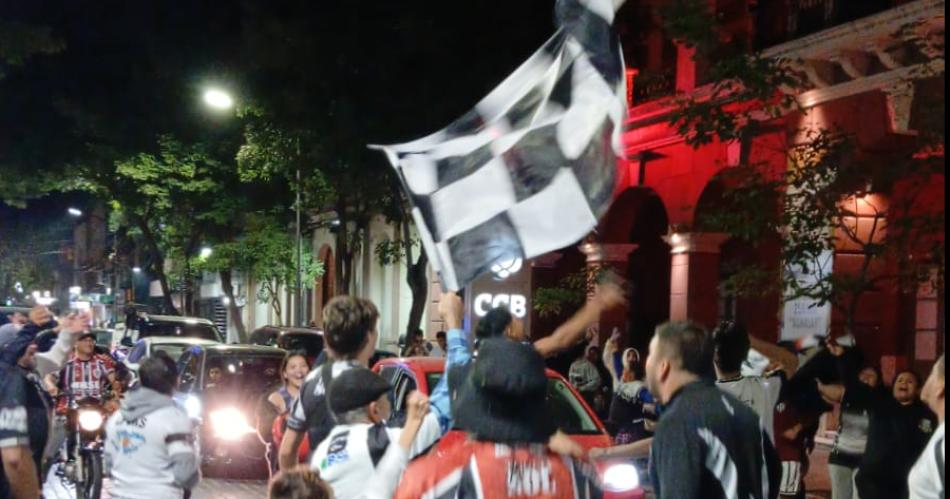Locura- Los ferroviarios celebran en las calles santiaguentildeas