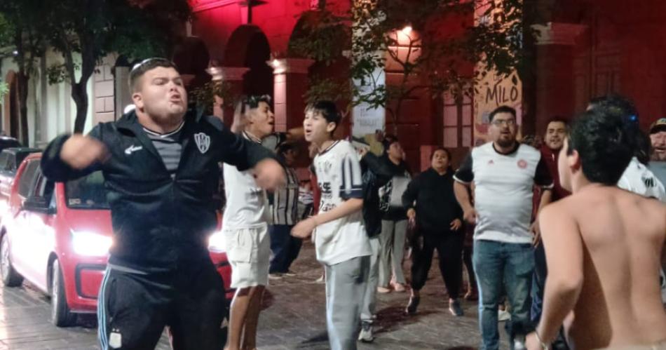 Locura- Los ferroviarios celebran en las calles santiaguentildeas