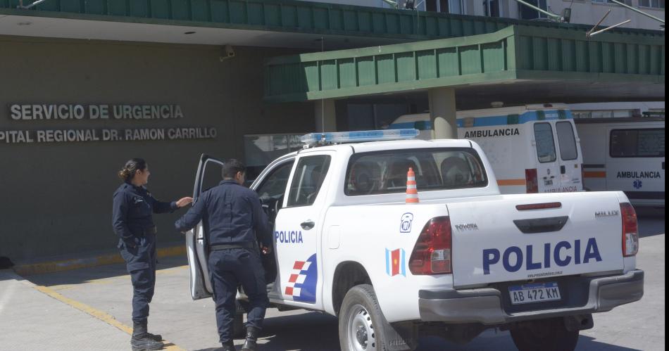 Motociclistas balean a un joven que estaba con sus amigos en la vereda