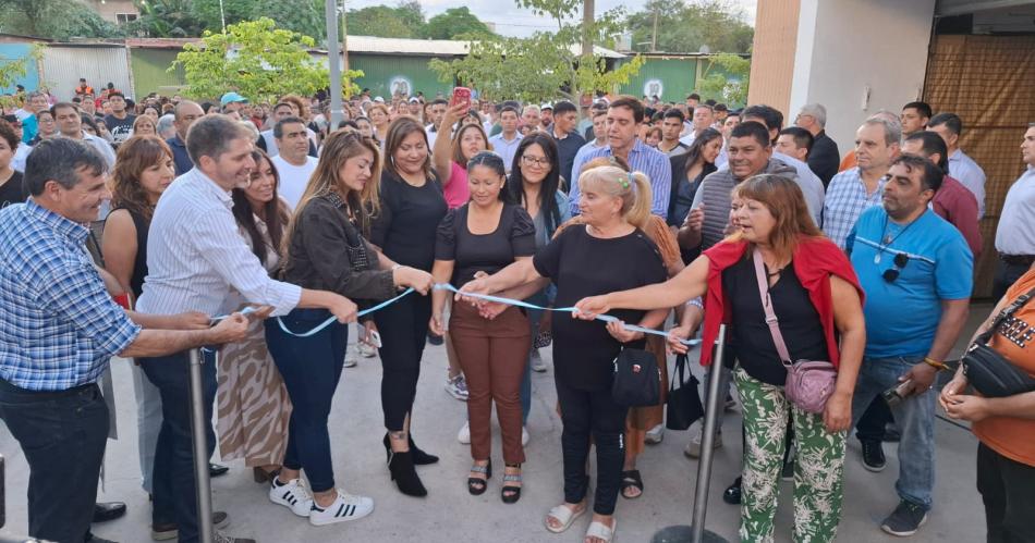 El intendente Mukdise inauguroacute cuatro naves de la Feria del Riacuteo
