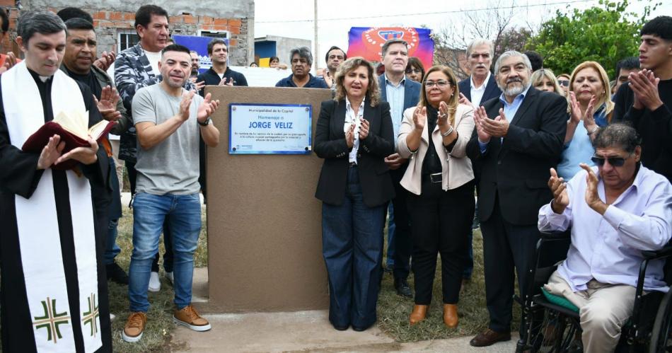 Norma Fuentes habilitoacute la plazoleta Jorge Veliz junto a familiares del recordado muacutesico