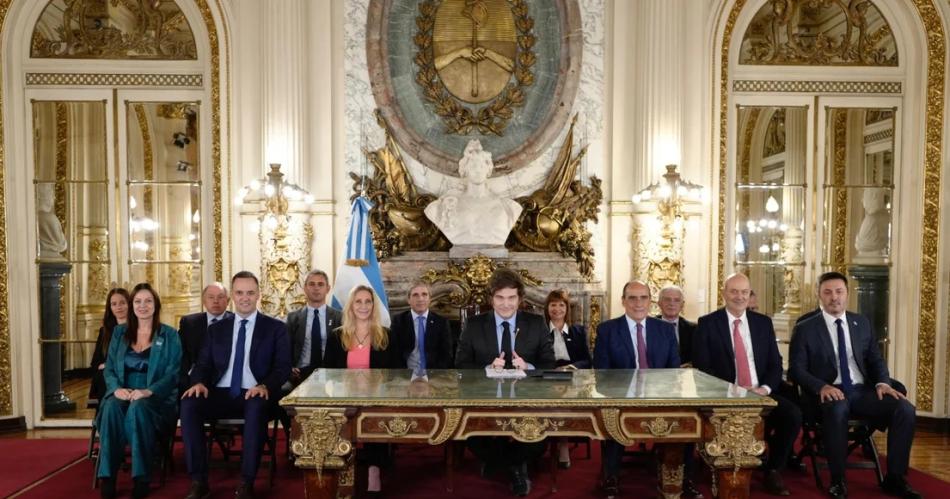 Milei dijo que el paiacutes recibiraacute USD 32 mil millones y que eliminoacute el cepo para siempre